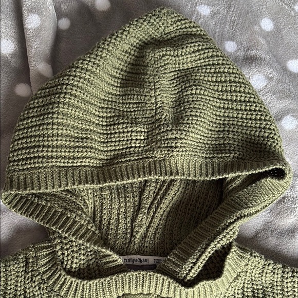 Green Hooded Sweater with Chunky Knit and Ribbed Pattern - Picture 3 of 8